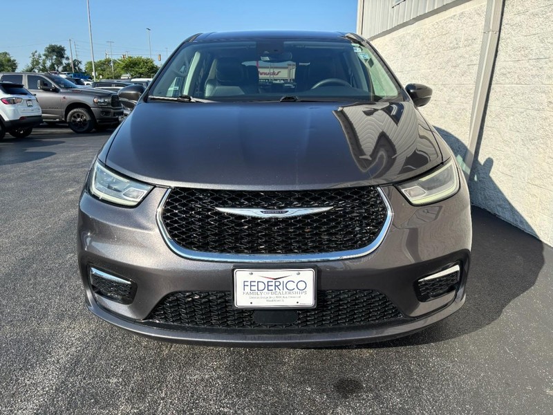 Chrysler Pacifica Vehicle Full-screen Gallery Image 08