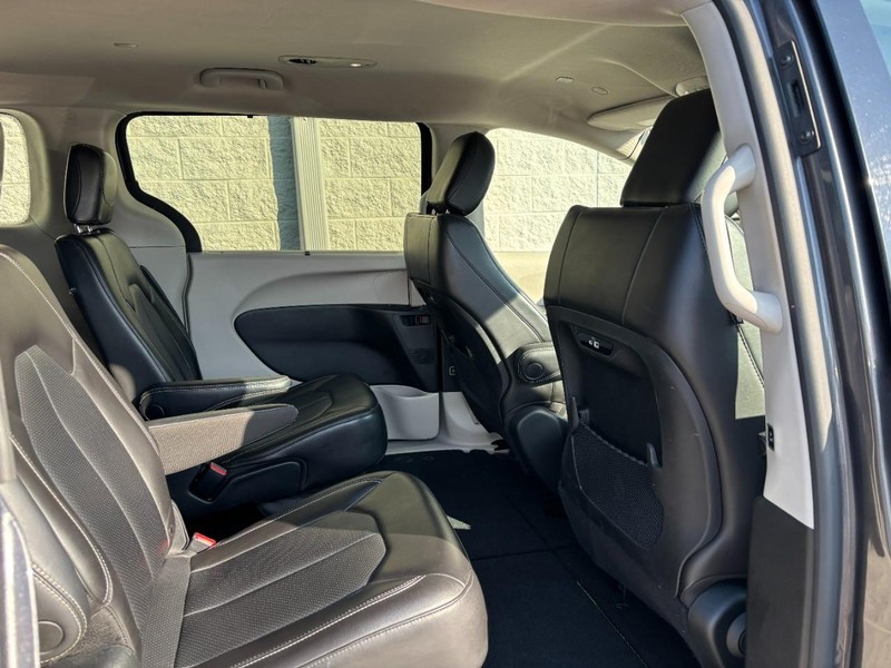 Chrysler Pacifica Vehicle Full-screen Gallery Image 09