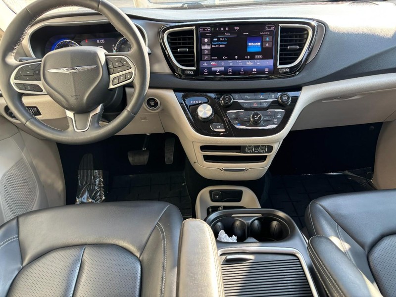 Chrysler Pacifica Vehicle Full-screen Gallery Image 10