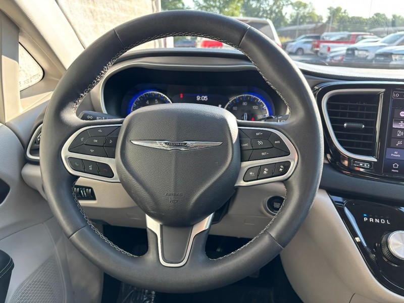 Chrysler Pacifica Vehicle Full-screen Gallery Image 11