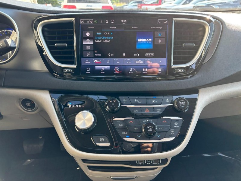 Chrysler Pacifica Vehicle Full-screen Gallery Image 12
