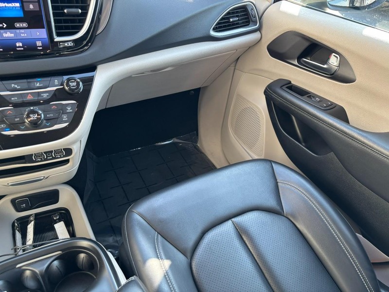 Chrysler Pacifica Vehicle Full-screen Gallery Image 13