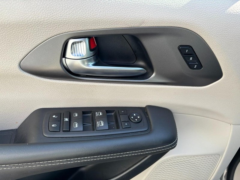 Chrysler Pacifica Vehicle Full-screen Gallery Image 14