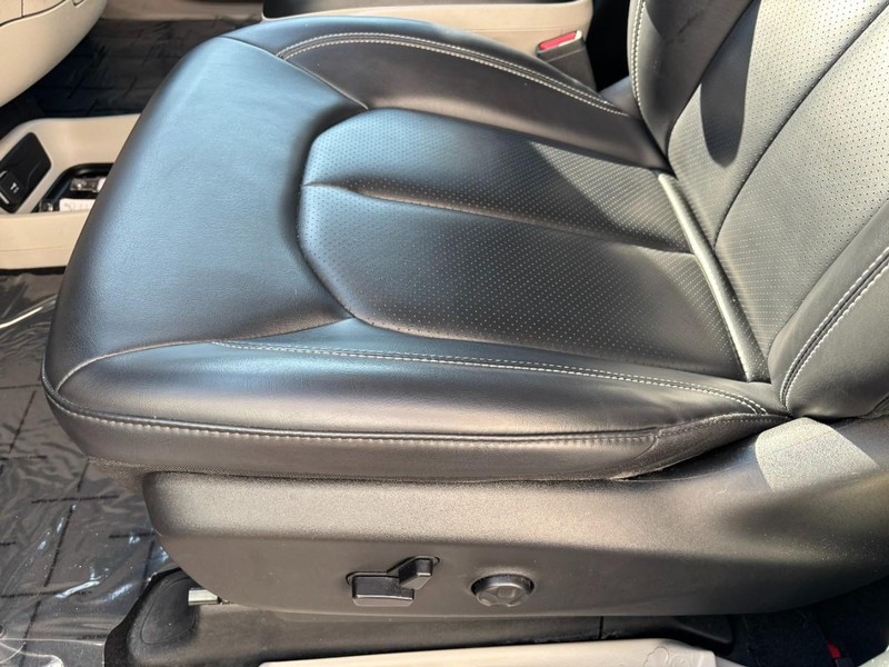 Chrysler Pacifica Vehicle Full-screen Gallery Image 15