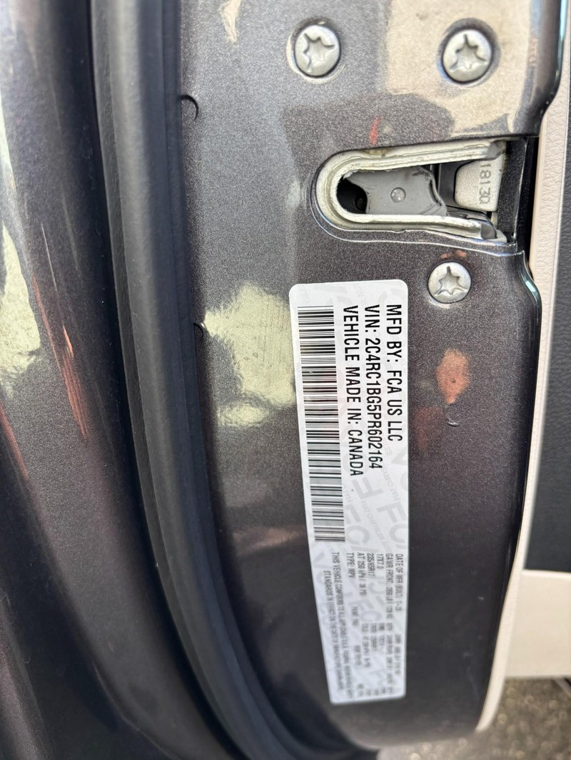 Chrysler Pacifica Vehicle Full-screen Gallery Image 16