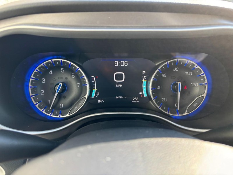 Chrysler Pacifica Vehicle Full-screen Gallery Image 17