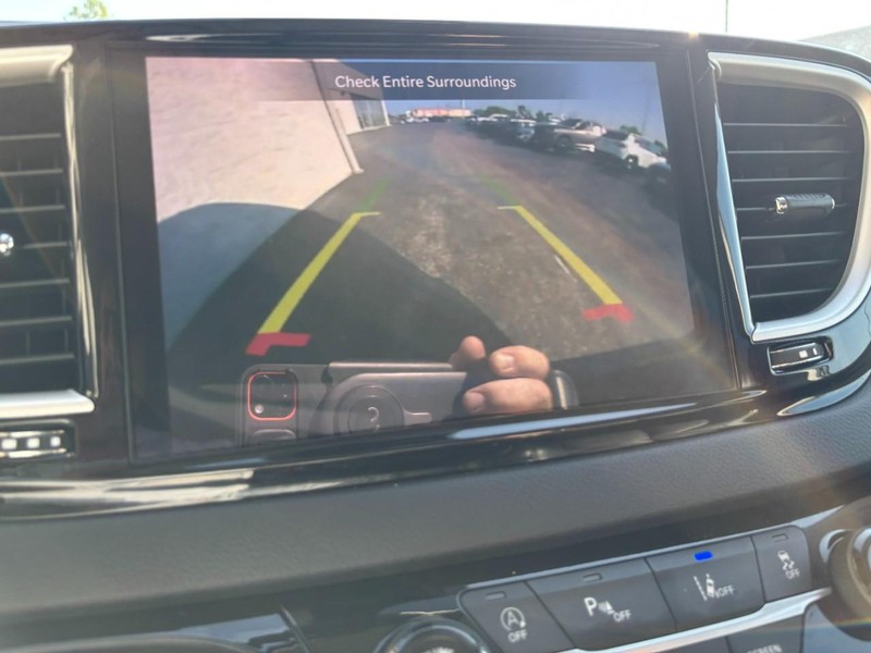 Chrysler Pacifica Vehicle Full-screen Gallery Image 18