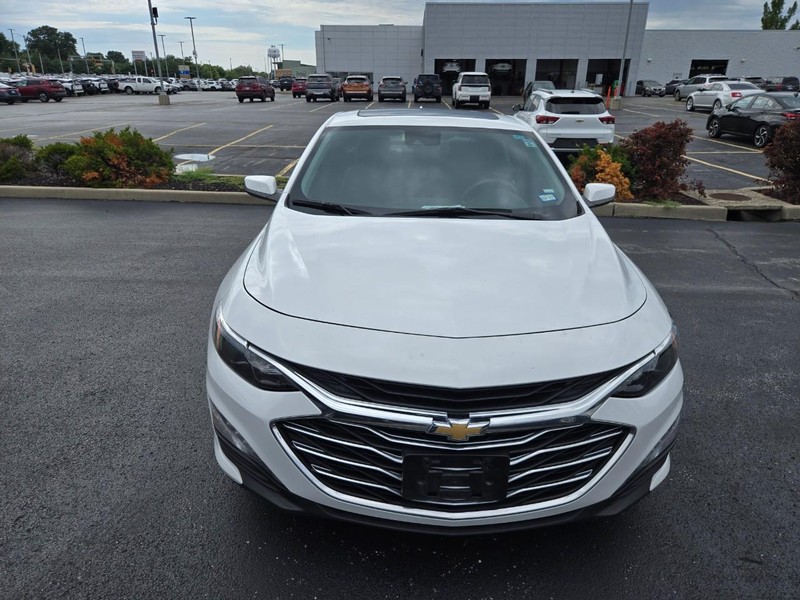 Chevrolet Malibu Vehicle Full-screen Gallery Image 02