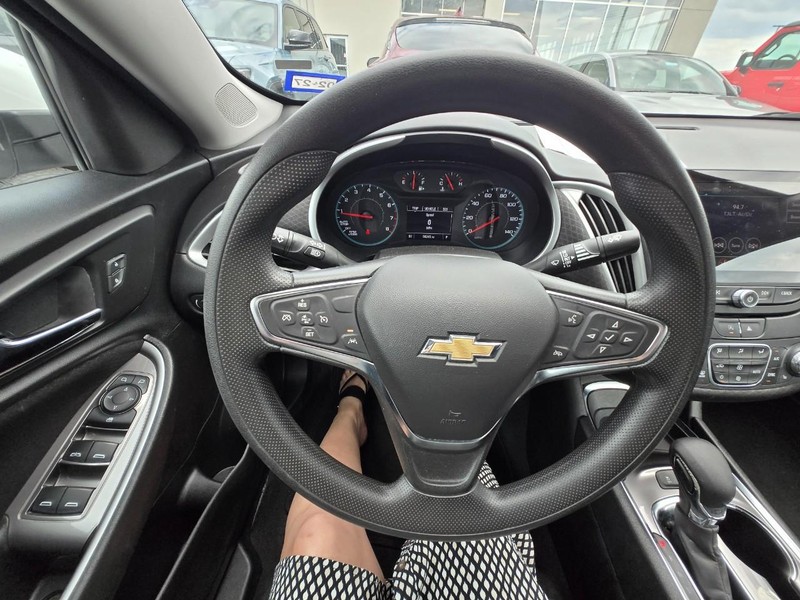 Chevrolet Malibu Vehicle Full-screen Gallery Image 07