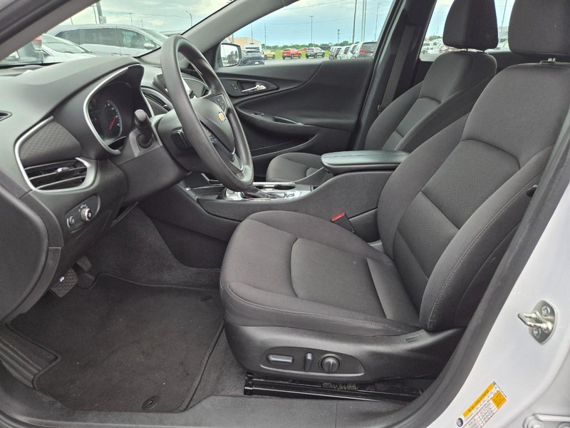 Chevrolet Malibu Vehicle Full-screen Gallery Image 10
