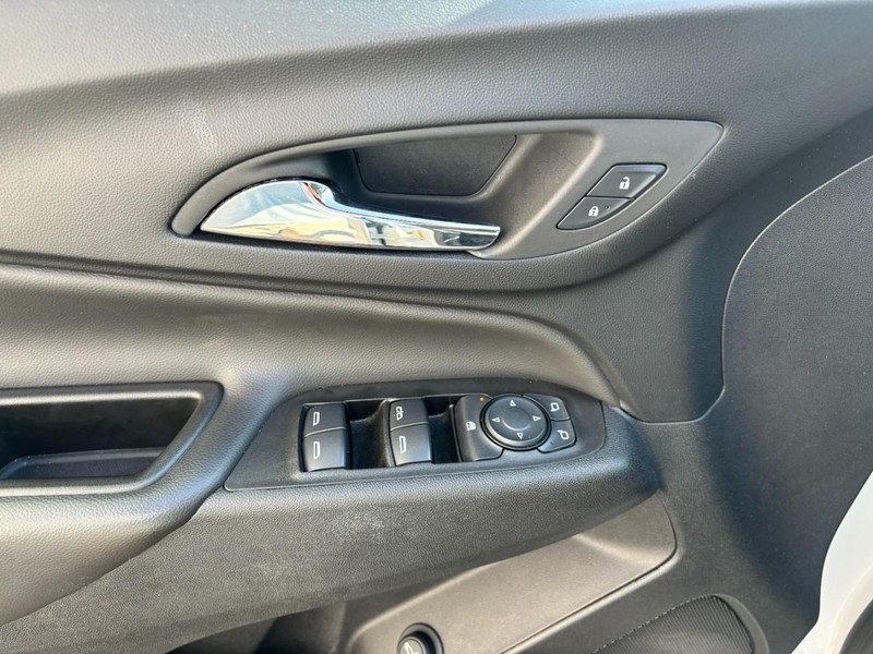 Chevrolet Equinox Vehicle Full-screen Gallery Image 14