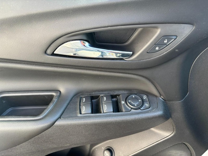Chevrolet Equinox Vehicle Full-screen Gallery Image 15