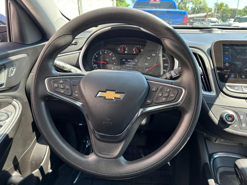Chevrolet Malibu Vehicle Full-screen Gallery Image 11