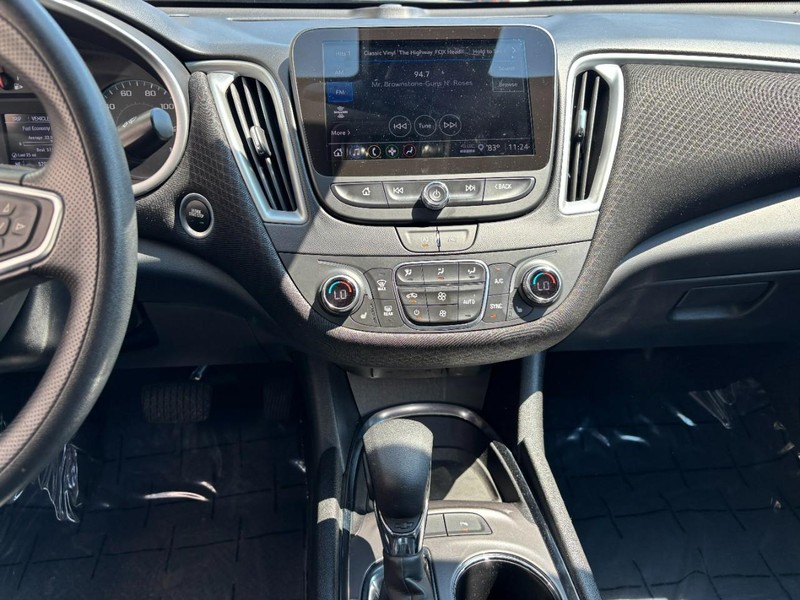 Chevrolet Malibu Vehicle Full-screen Gallery Image 12