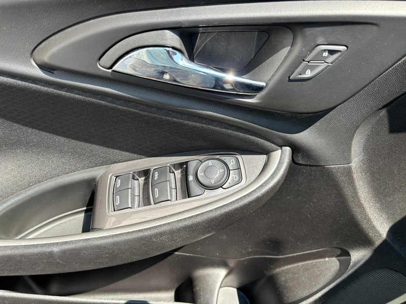 Chevrolet Malibu Vehicle Full-screen Gallery Image 14