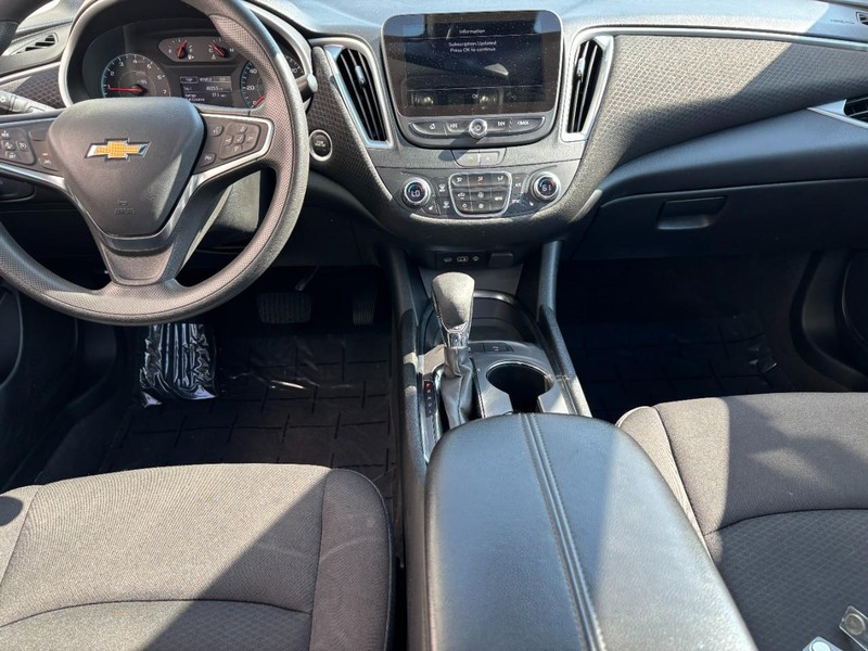 Chevrolet Malibu Vehicle Full-screen Gallery Image 10