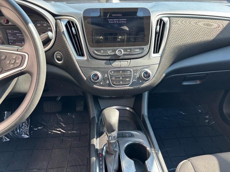 Chevrolet Malibu Vehicle Full-screen Gallery Image 12