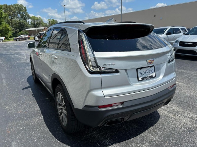 Cadillac XT4 Vehicle Full-screen Gallery Image 05