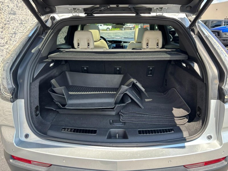Cadillac XT4 Vehicle Full-screen Gallery Image 06