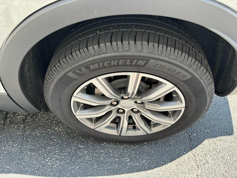 Cadillac XT4 Vehicle Full-screen Gallery Image 07