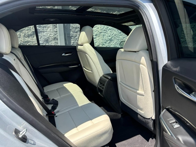 Cadillac XT4 Vehicle Full-screen Gallery Image 09