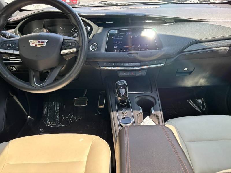 Cadillac XT4 Vehicle Full-screen Gallery Image 10