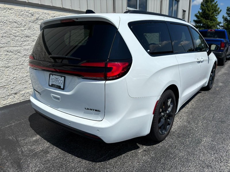 Chrysler Pacifica Vehicle Full-screen Gallery Image 03