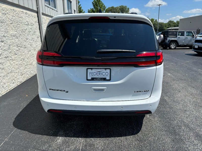 Chrysler Pacifica Vehicle Full-screen Gallery Image 04