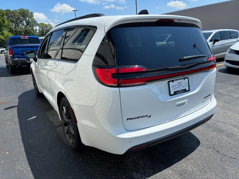 Chrysler Pacifica Vehicle Full-screen Gallery Image 05