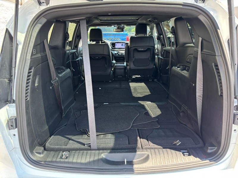 Chrysler Pacifica Vehicle Full-screen Gallery Image 06