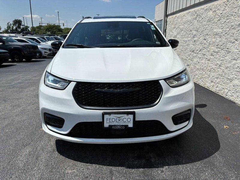 Chrysler Pacifica Vehicle Full-screen Gallery Image 08