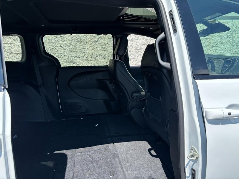 Chrysler Pacifica Vehicle Full-screen Gallery Image 09