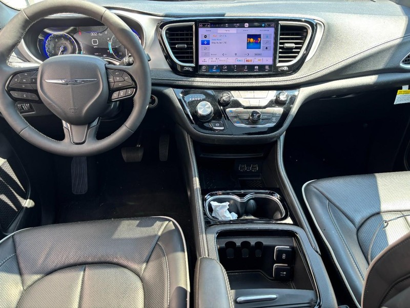 Chrysler Pacifica Vehicle Full-screen Gallery Image 10