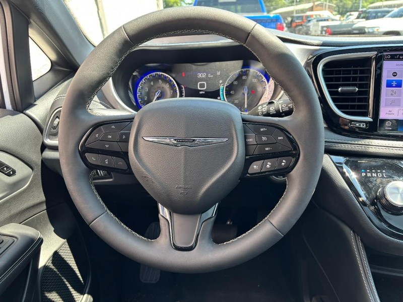 Chrysler Pacifica Vehicle Full-screen Gallery Image 11