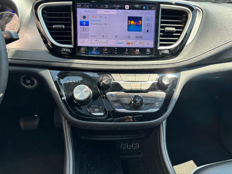 Chrysler Pacifica Vehicle Full-screen Gallery Image 12