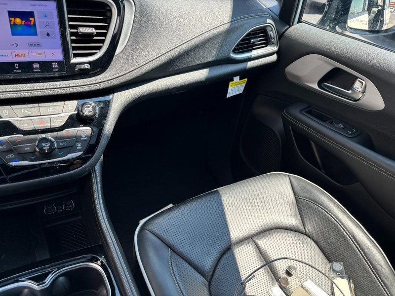 Chrysler Pacifica Vehicle Full-screen Gallery Image 13
