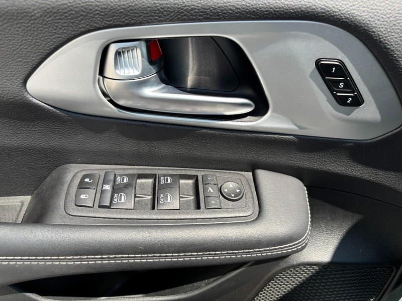Chrysler Pacifica Vehicle Full-screen Gallery Image 14