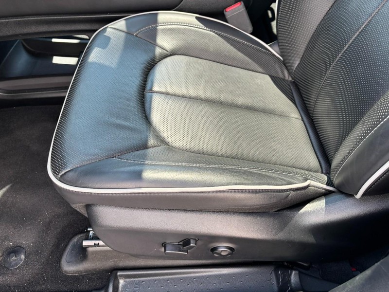 Chrysler Pacifica Vehicle Full-screen Gallery Image 15