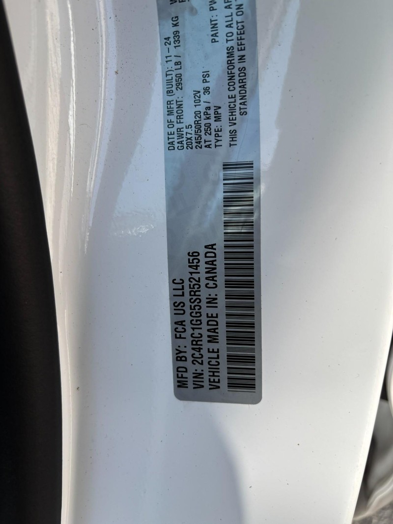 Chrysler Pacifica Vehicle Full-screen Gallery Image 16