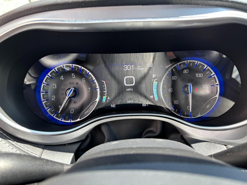 Chrysler Pacifica Vehicle Full-screen Gallery Image 17