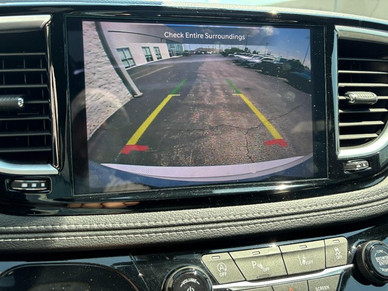 Chrysler Pacifica Vehicle Full-screen Gallery Image 19