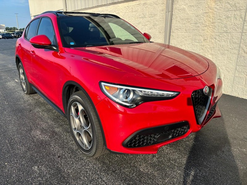 Alfa Romeo Stelvio Vehicle Full-screen Gallery Image 02