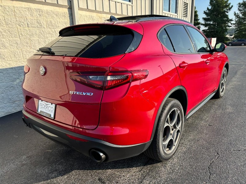 Alfa Romeo Stelvio Vehicle Full-screen Gallery Image 03