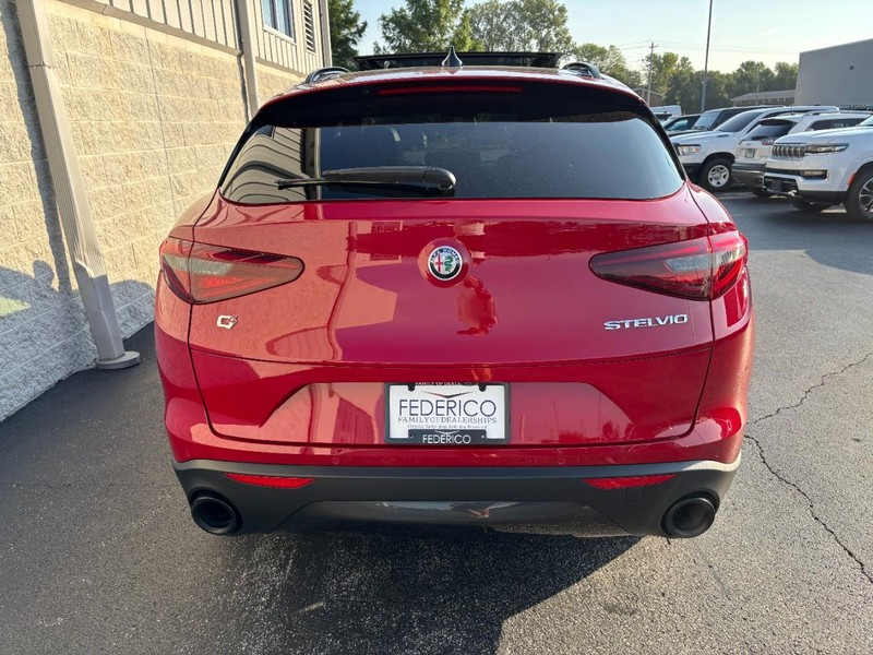Alfa Romeo Stelvio Vehicle Full-screen Gallery Image 04