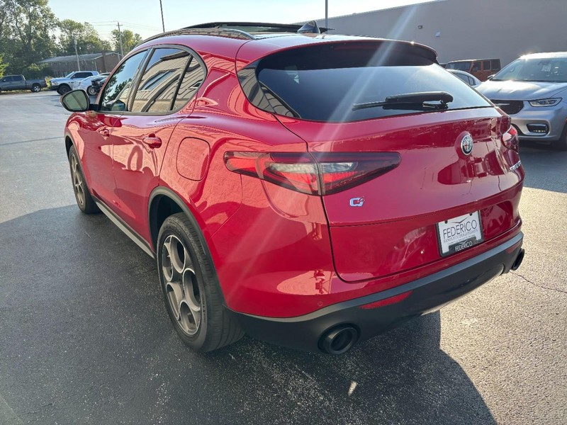 Alfa Romeo Stelvio Vehicle Full-screen Gallery Image 05