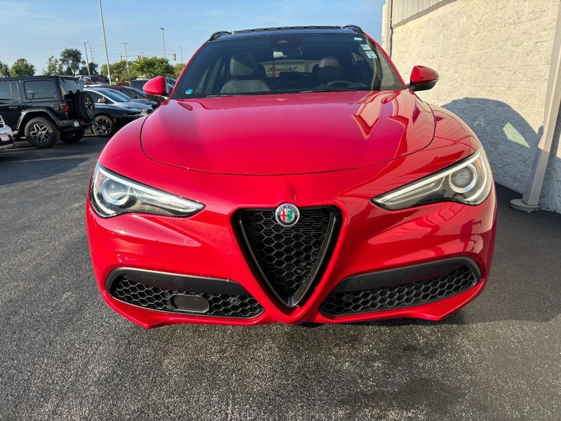 Alfa Romeo Stelvio Vehicle Full-screen Gallery Image 08