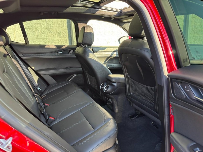 Alfa Romeo Stelvio Vehicle Full-screen Gallery Image 09