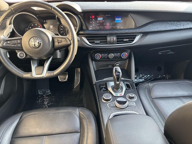 Alfa Romeo Stelvio Vehicle Full-screen Gallery Image 10