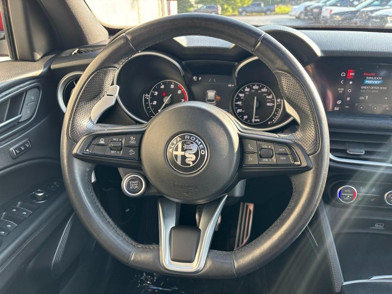 Alfa Romeo Stelvio Vehicle Full-screen Gallery Image 11