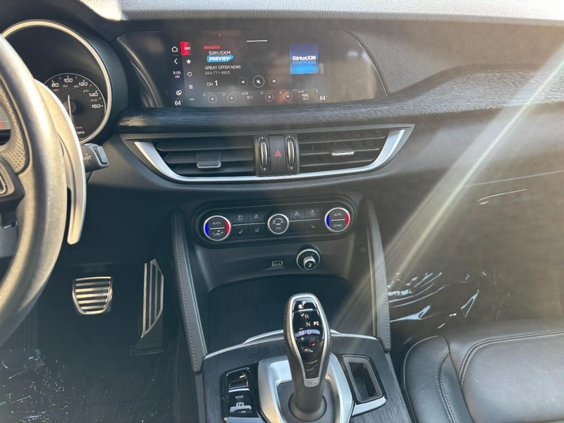 Alfa Romeo Stelvio Vehicle Full-screen Gallery Image 12